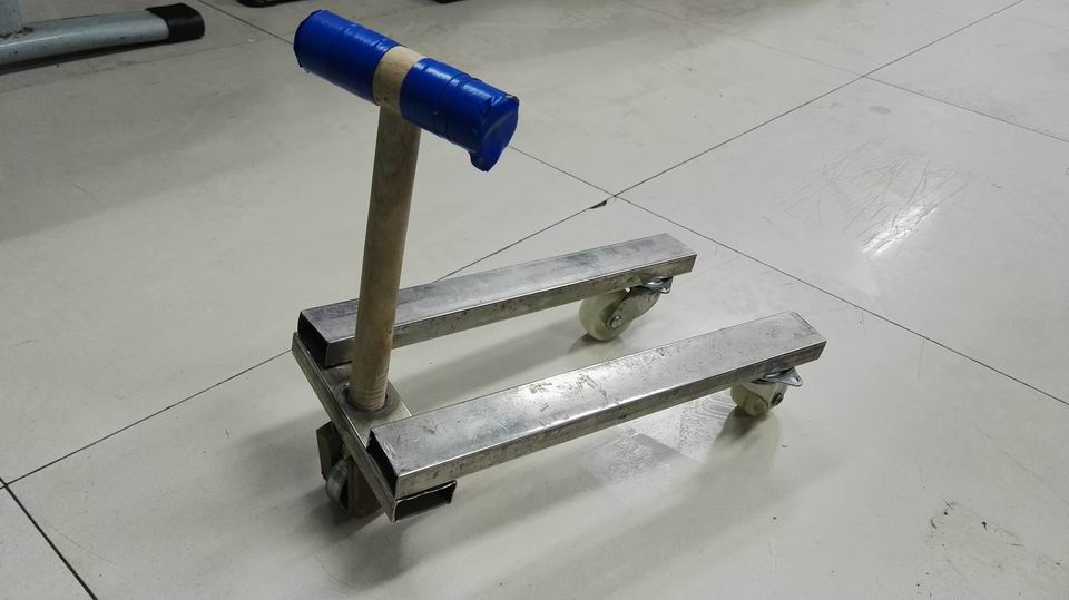 东辰一小课程品牌有口皆碑,指向核心素养。为培养学生的动手能力及科学素养,东辰一小在寒假课程中设置了探究小问号,鼓励孩子们孩子们去研究、去创造、去实践,开展小发明、小制作、小调查、小实验、小种养活动,走向生活、走向社会,培育孩子们的科学素养,培植探究精神。 东辰一小的所有学子们积极参与,运用寒假展开了各项科学实践活动。在本次开学月创造节活动中,孩子们人手1件作品参与本次科技小制作小诺贝尔的角逐。参赛的1000余件科技小制作作品涉及内容广泛,孩子们或运用废旧物品进行在利用创作,或对生活用具进行功能大完善,或