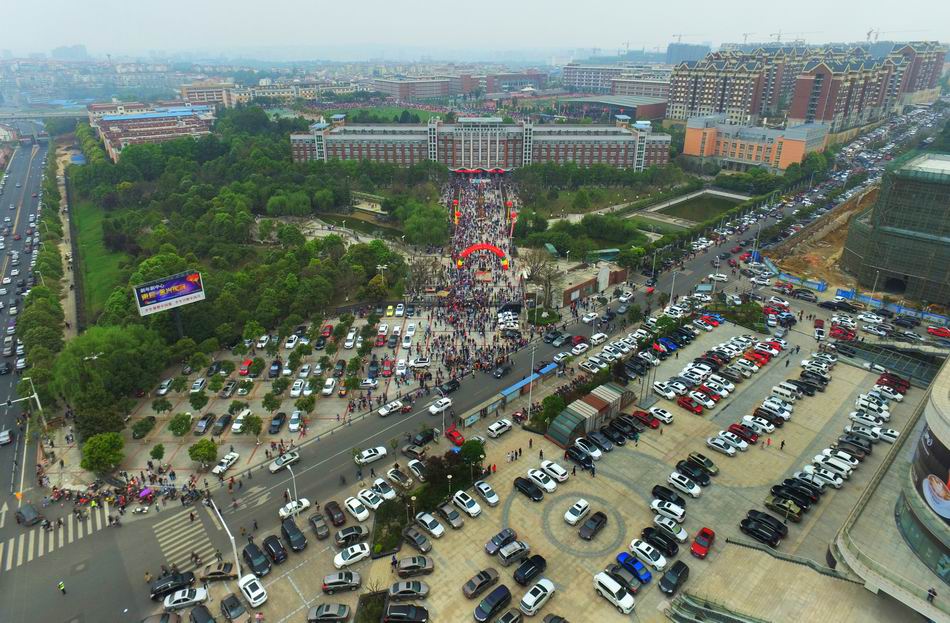 两万学子聚东辰-四川第一初中小升初招生震撼