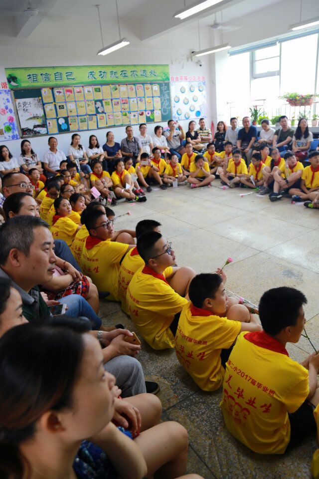 十二岁意味着应该告别幼时的淘气、顽皮,懂得更多的道理,付出更多的关爱。为了让孩子们记住这个有意义的生日,让孩子们从小就学会感恩,懂得分享,体谅父母的养育之恩,师长的教诲之恩,朋友的互助之恩,也为了让孩子和家长能更好地完成小学升初中的过渡,6月1日上午,在这个特殊的日子里,东辰二小六年级举行了毕业系列课程之感恩成长12岁成长礼活动暨小初衔接讲座。 五彩的气球,灿烂的笑脸,在一阵欢快的音乐声中,十二岁成长礼拉开了序幕。 分享成长,说出爱 每个班有两名家长制作了精美的ppt,有的甚至还有孩子小时候的珍贵视频